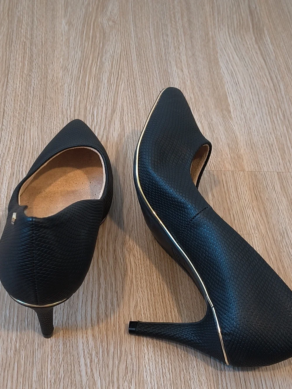 Jones New York Black Pointed-Toe Textured Heels with Gold Accent
